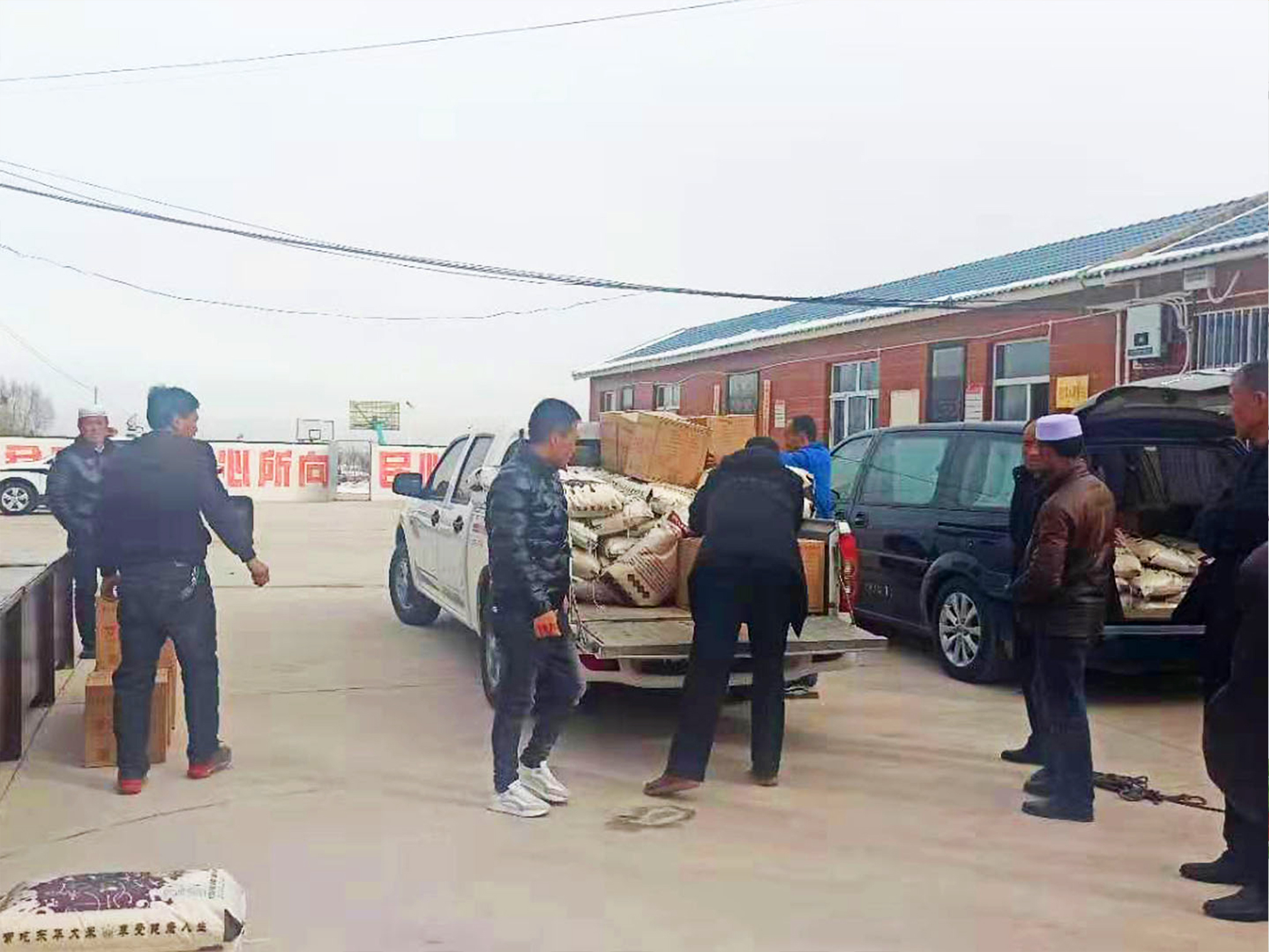 早康枸杞愛(ài)心慰問(wèn)中寧縣喊叫水鄉(xiāng)紅灣新村